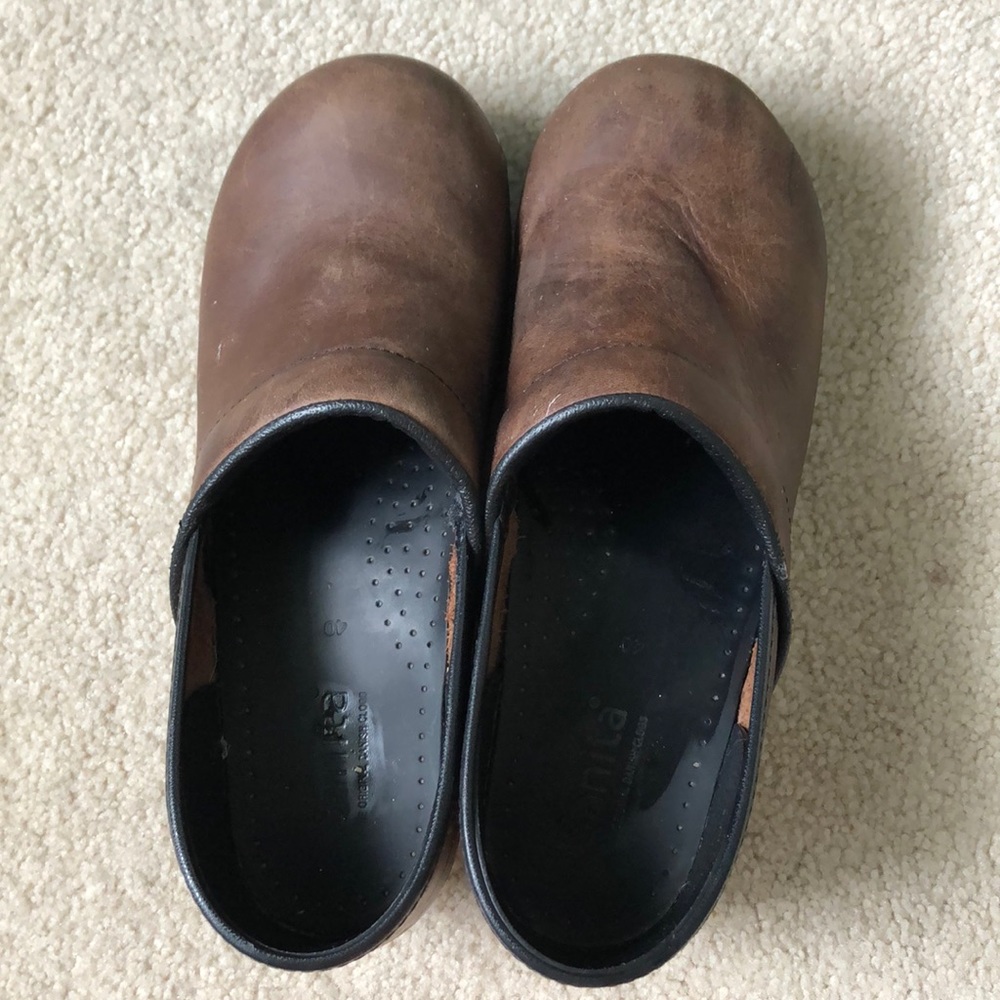 Sanita Brown oiled clogs sz 40